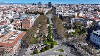 Madrid İspanya 'da Madrid Skyline. Kültür Mirası. Şehir merkezindeki şehir manzarası. Madrid Borsası Skyline. İspanya 'da Madrid Skyline. Güzel Bahçe.