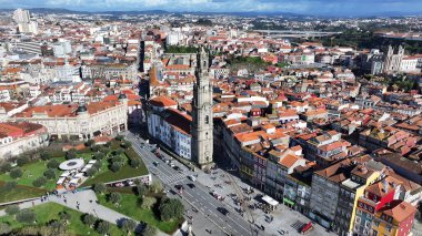 Porto Bölgesi Portekiz 'deki Clerigos Kilisesi. Şehir merkezindeki şehir manzarası. Din sembolü. Ortaçağ Binası. Portekiz 'in Porto Bölgesi' ndeki Clerigos Kilisesi. Dini Tapınak.