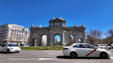 Madrid 'deki Alcala Gate De Madrid İspanya' da. Ortaçağ İnşaat Sahnesi. Şehir merkezindeki şehir manzarası. Kültür Mirası Skyline. İspanya 'da Madrid' deki Alcala Gate. Ünlü Puerta De Alcala.