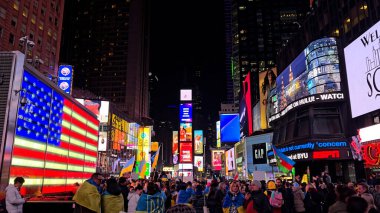 New York 'ta Manhattan' da Times Meydanı 'nın Gece Manzarası. Gece Şehir Manzarası. Şehir merkezinde aydınlandı. New York 'ta Times Meydanı. Nasdaq Binası.