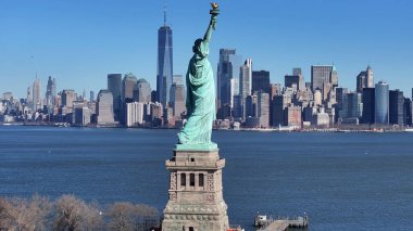 New York 'ta Manhattan' daki Özgürlük Heykeli. Hudson Nehri. New York Limanı Sahnesi. New York 'taki Özgürlük Heykeli. Tekne Yelken Arkaplanı.