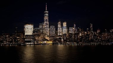 New York 'un New York şehir merkezinin Manhattan' daki gece manzarası. Gece Şehir Manzarası. Şehir merkezinde aydınlandı. New York 'un merkezinde, New York' ta. Empire State Binası.