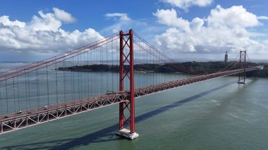 Lizbon, Portekiz 'de 25 Nisan Köprüsü. Altyapı Sahnesi. Yolculuk Ulaşımı. Lizbon, Portekiz 'de 25 Nisan Köprüsü. Ünlü Kablolu Kalan Köprü.