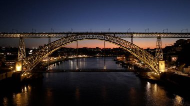 Porto Portekiz 'in Porto bölgesindeki Sunset Dom Luis Köprüsü. Sunset Skyline Sahnesi. Aydınlatılmış Köprü Manzarası. Portekiz 'in Porto Bölgesi' ndeki Dom Luis Köprüsü. Demiryolu Taşımacılığı.