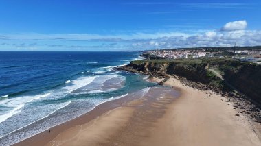 Lizbon 'un Sintra bölgesindeki büyük sahil. Plaj manzarası. Doğa Deniz Burnu. Seyahat güzergahı. Lizbon 'un Sintra bölgesindeki büyük sahil. Turkuaz Su.