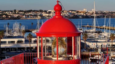 Lizbon Bölgesi Cascais 'deki Santa Maria Deniz Feneri. Plaj manzarası. Turizm Tarihi Yer. Deniz feneri hava manzarası. Lizbon Bölgesi Cascais 'deki Santa Maria Deniz Feneri.
