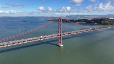 Lizbon 'da 25 Nisan Köprüsü Portekiz Bölgesi. Megalopolis Şehir Merkezi. Araçlar seyahat eder. Lizbon 'da 25 Nisan Köprüsü Portekiz Bölgesi. Kablo Köprüsü Manzarası.