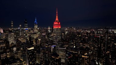New York, New York Skyline 'ın New York' taki gece silueti. Gece Şehri Peyzajı. Finans Bölgesi. New York Skyline, New York Birleşik Devletleri. Yüksek Binalar Manzarası.