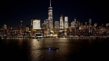 New York 'ta New York Skyline' ın Manhattan 'daki gece görüntüsü. Gece Şehir Manzarası. Şehir merkezinde aydınlandı. New York Skyline, New York Birleşik Devletleri. Yüksek Binalar Manzarası.
