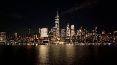 New York, New York Skyline 'ın New York' taki gece silueti. Gece Şehri Peyzajı. Finans Bölgesi. New York Skyline, New York Birleşik Devletleri. Yüksek Binalar Manzarası.
