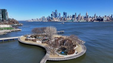 Hudson River Walkway New Jersey 'de Jersey City' de. Şehir merkezinde. New York Skyline Sahnesi. Hudson River Walkway New Jersey 'de. Yürüyüş Yolu Manzarası.