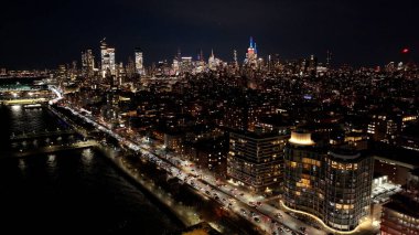 New York, New York Skyline 'ın New York' taki gece silueti. Gece Şehri Peyzajı. Finans Bölgesi. New York Skyline, New York Birleşik Devletleri. Yüksek Binalar Manzarası.