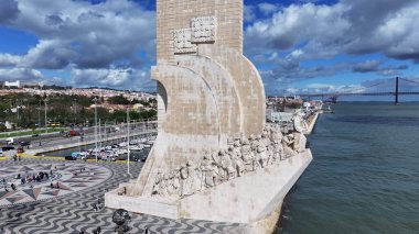 Lizbon, Portekiz 'deki Lizbon' da Keşifler Anıtı. İkonik anıt. Turizm Tarihi Yer. Portekiz 'deki Lizbon' da Keşifler Anıtı. Keşif Sembolü. Tejo Nehri Peyzajı. Lizbon Skyline.