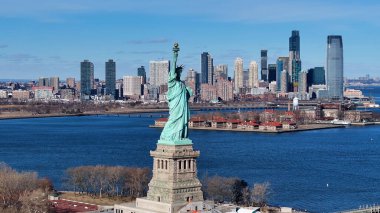 New York 'ta, Manhattan' da Özgürlük Heykeli. Liberty State Parkı. New York şehir merkezi. New York 'ta Özgürlük Anıtı. Manhattan Adası Şehir Bölgesi.