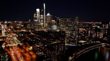 Philadelphia 'daki Philadelphia Skyline' ın Pennsylvania 'daki gece görüntüsü. Highrise Binaları Peyzajı. Gece Şehri Sahnesi. Philadelphia, Pennsylvania Birleşik Devletleri. Çarpıcı Şehir Manzarası.