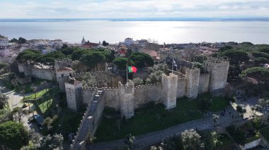 Lizbon, Portekiz 'deki Sao Jorge Şatosu. Ortaçağ Şato Sahnesi. Antik Şehir Manzarası. Portekiz, Lizbon 'daki Sao Jorge Kalesi. Tarihi Şehir Manzarası. Portekiz Skyline.