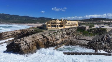 Lizbon 'un Cascais bölgesindeki Crismina Plajı. Sahil Skyline. Doğa manzarası. Yaz Gezisi. Lizbon 'un Cascais bölgesindeki Crismina Plajı. Tropikal Manzara.