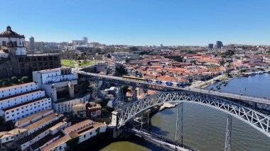 Porto Portekiz 'in Porto bölgesindeki I. Luis Köprüsü. Şehir merkezi manzarası. Kültür Mirası. Toplu taşıma sahnesi. Portekiz, Porto 'da Luis Köprüsü. Turizm Tarihi Yer.