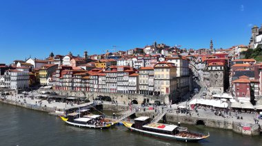 Porto, Portekiz 'in Ribeira Rıhtımı. Sahil Kenti Peyzajı. Kültür Mirası. Eski Şehir Manzarası. Porto, Portekiz 'deki Ribeira Rıhtımı. Turizm Tarihi Yer.