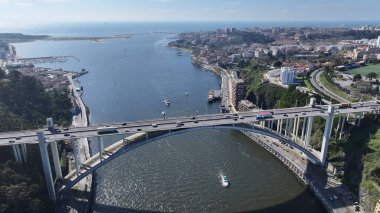Porto Portekiz 'in Porto bölgesindeki Porto Skyline' da. Coastal Yolu. Freeway Yolu Manzarası. Şehir merkezindeki şehir manzarası. Portekiz 'de Porto Skyline. Portekiz Skyline 'ı. Seyahat Alanı.