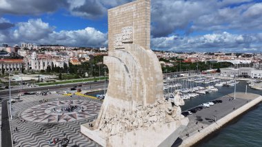 Lizbon 'daki Lizbon Bölgesi' nde Keşifler Anıtı. Keşif Anıtı. Seyahat güzergahı. Portekiz 'deki Lizbon' da Keşifler Anıtı. Denizcilik Tarihi. Landmark Meydanı. Portekiz Skyline.