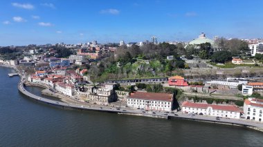 Porto Portekiz 'in Porto bölgesindeki Porto Skyline' da. Sahil Binaları. Yükseltilmiş Yol Manzarası. Şehir merkezindeki şehir manzarası. Portekiz 'de Porto Skyline. Portekiz Skyline 'ı. Seyahat Alanı.