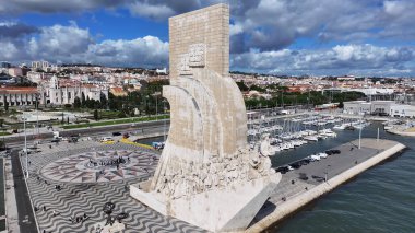 Lizbon, Portekiz 'deki Lizbon' da Keşifler Anıtı. İkonik anıt. Turizm Tarihi Yer. Portekiz 'deki Lizbon' da Keşifler Anıtı. Keşif Sembolü. Tejo Nehri Peyzajı. Lizbon Skyline.