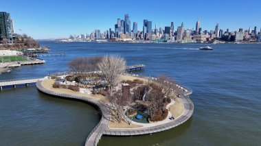 Hudson River Walkway New Jersey 'de Jersey City' de. Şehir merkezinde. New York Skyline Sahnesi. Hudson River Walkway New Jersey 'de. Yürüyüş Yolu Manzarası.