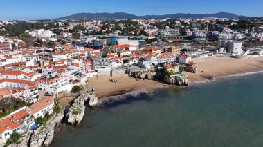 Cascais Skyline Lizbon 'un Cascais bölgesinde. Coastal City. Rıhtım manzarası. Plaj manzarası. Lizbon 'un Cascais Bölgesindeki Cascais Skyline.