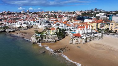 Cascais Skyline Lizbon 'un Cascais bölgesinde. Plaj manzarası. Turizm Tarihi Yer. Şehir manzarası hava manzarası. Cascais Skyline Lizbon 'un Cascais bölgesinde..