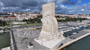 Lizbon 'daki Lizbon Bölgesi' nde Keşifler Anıtı. Keşif Anıtı. Seyahat güzergahı. Portekiz 'deki Lizbon' da Keşifler Anıtı. Denizcilik Tarihi. Landmark Meydanı. Portekiz Skyline.