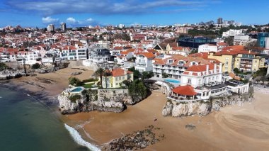 Cascais Skyline Lizbon 'un Cascais bölgesinde. Coastal City. Rıhtım manzarası. Plaj manzarası. Lizbon 'un Cascais Bölgesindeki Cascais Skyline.