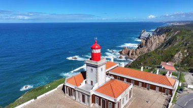 Lizbon 'un Sintra bölgesindeki Roca Burnu. Sahil Skyline. Doğa manzarası. Yaz Gezisi. Lizbon 'un Sintra bölgesindeki Roca Burnu. Deniz feneri Manzarası.