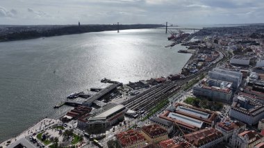 Lizbon, Portekiz 'in Lizbon semtinde Lizbon Skyline. Sahil şeridi manzarası. Güzel şehir manzarası. Lizbon Skyline Portekiz 'de. Tarihi Şehir Manzarası. Turizm Tarihi Yer.