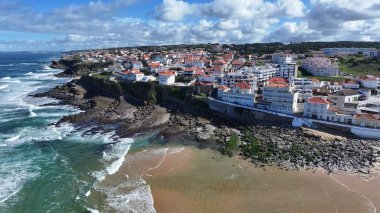 Lizbon 'un Sintra bölgesindeki sahil köyü. Plaj manzarası. Doğa Deniz Burnu. Seyahat güzergahı. Lizbon 'un Sintra bölgesindeki sahil köyü. Turkuaz Su.