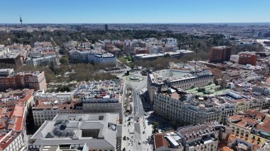 Madrid 'deki Madrid' deki Neptuno Çeşmesi. Meşhur döner kavşak. Şehir merkezindeki şehir manzarası. Madrid Comunidad De Madrid İspanya 'da. Kültür Mirası Skyline. Prado Müzesi Sahnesi.