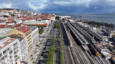 Lizbon, Portekiz 'in Lizbon semtinde Lizbon Skyline. Tren İstasyonu Sahnesi. Çarpıcı şehir manzarası. Lizbon Skyline Portekiz 'de. Tarihi Şehir Manzarası. Turizm Tarihi Yer.