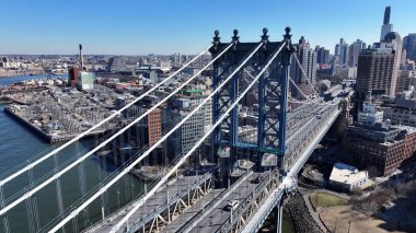 Manhattan Köprüsü New York 'ta. Highrise Binaları Sahnesi. Kablo Köprüsü Manzarası. New York 'taki Manhattan Köprüsü. Otoyol Arkaplanı.