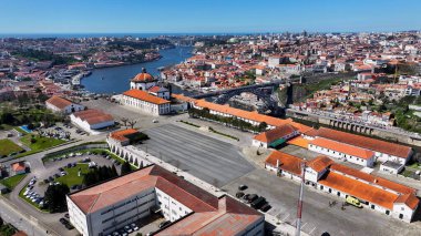 Portekiz 'in Porto bölgesindeki Serra Do Pilar Manastırı. I. Luis Köprüsü. Ribeira İskelesi. Tarihi Şehir Sahnesi 'nde. Portekiz 'in Porto Bölgesi' ndeki Serra Do Pilar Manastırı. Turizm Simgeleri.