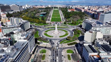 Lizbon 'da Özgürlük Bulvarı. Portekiz' in başkenti. Lizbon şehir merkezi hava manzarası. Güzel Skyline Şehri. Portekiz 'de Lizbon' da Özgürlük Bulvarı. Tarih Bölgesi. Kentsel Skyline.