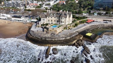 Lizbon Bölgesi, Cascais 'deki Duques De Palmela Sarayı. Plaj manzarası. Turizm Tarihi Yer. Saray Havacılık Manzarası. Lizbon Bölgesi Cascais 'deki Duques De Palmela Sarayı.