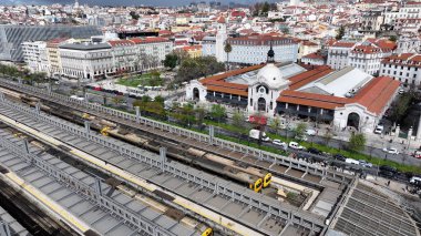 Lizbon 'un Lizbon bölgesindeki Dom Luis Meydanı. Mola Pazarı Manzarası. Antik Şehir Manzarası. Portekiz, Lizbon 'da Dom Luis Meydanı. Tarihi Şehir Manzarası. Turizm Seyahati.