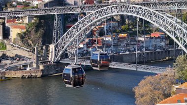 Porto Portekiz 'in Porto bölgesindeki teleferik. Sahil 1. Luis Köprüsü. Ribeira İskelesi Sahnesi. Tarihi Şehir Sahnesi 'nde. Portekiz, Porto bölgesindeki teleferik kablosu. Turizm Simgeleri.
