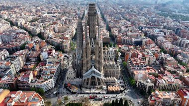 Katalonya, Barselona 'daki Sagrada Aile Kilisesi. Gotik Kilise Manzarası. Şehir merkezindeki şehir manzarası. Kültür Mirası Skyline. Barselona İspanya 'daki Sagrada Familia Kilisesi. Bazilika İnşaat.