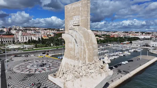 Lizbon 'daki Lizbon Bölgesi' nde Keşifler Anıtı. Keşif Anıtı. Seyahat güzergahı. Portekiz 'deki Lizbon' da Keşifler Anıtı. Denizcilik Tarihi. Landmark Meydanı. Portekiz Skyline.