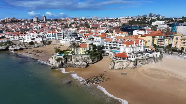 Cascais Skyline Lizbon 'un Cascais bölgesinde. Plaj manzarası. Turizm Tarihi Yer. Şehir manzarası hava manzarası. Cascais Skyline Lizbon 'un Cascais bölgesinde..