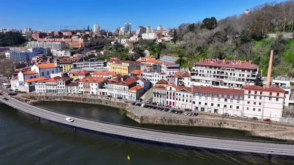 Porto Portekiz 'in Porto bölgesindeki Porto Skyline' da. Sahil Binaları. Yükseltilmiş Yol Manzarası. Şehir merkezindeki şehir manzarası. Portekiz 'de Porto Skyline. Portekiz Skyline 'ı. Seyahat Alanı.