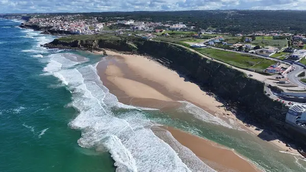 Lizbon 'un Sintra bölgesindeki büyük sahil. Plaj manzarası. Doğa Deniz Burnu. Seyahat güzergahı. Lizbon 'un Sintra bölgesindeki büyük sahil. Turkuaz Su.