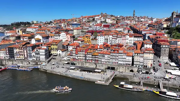 Porto, Portekiz 'in Ribeira Rıhtımı. Sahil Kenti Peyzajı. Kültür Mirası. Eski Şehir Manzarası. Porto, Portekiz 'deki Ribeira Rıhtımı. Turizm Tarihi Yer.