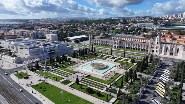 Lizbon 'daki Jeronimos Manastırı Portekiz Bölgesi. Ortaçağ Binası. Turizm Tarihi Yer. Portekiz, Lizbon 'daki Jeronimos Manastırı. Empire Meydanı. Manastır manzarası. Lizbon Skyline.